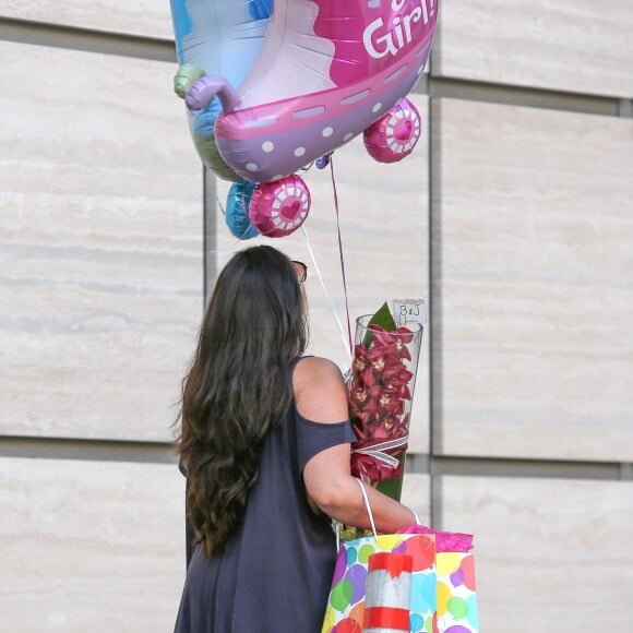 Arrivée de cadeaux pour la naissance des jumeaux de Beyonce et de Jay Z à Los Angeles Le 17 juin 2017