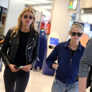 Kristen Stewart et sa petite amie Stella Maxwell arrivent à l'aéroport d'Orly. Le 14 juin 2017.