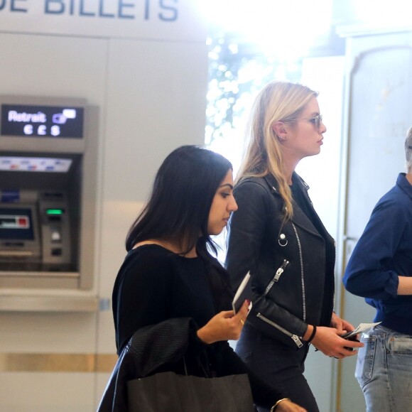 Kristen Stewart et sa petite amie Stella Maxwell arrivent à l'aéroport d'Orly. Le 14 juin 2017.