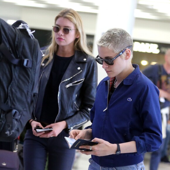Kristen Stewart et sa petite amie Stella Maxwell arrivent à l'aéroport d'Orly. Le 14 juin 2017.