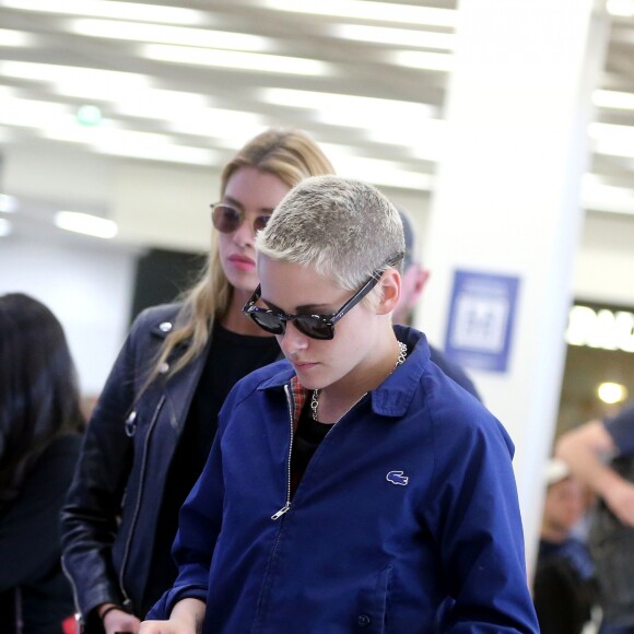 Kristen Stewart et sa petite amie Stella Maxwell arrivent à l'aéroport d'Orly. Le 14 juin 2017.