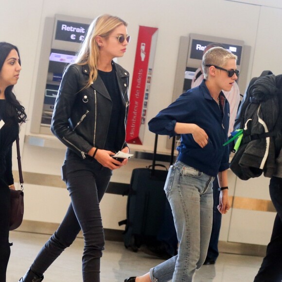 Kristen Stewart et sa compagne Stella Maxwell arrivent à l'aéroport de Orly près de Paris le 14 juin 2017.  Kristen Stewart and Stella Maxwell arriving at Orly airport, south of Paris, on june 14th 201714/06/2017 - Orly
