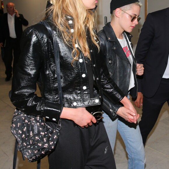 Kristen Stewart et Stella Maxwell arrivent à l'aéroport de Roissy-Charles-de-Gaulle le 13 juin 2017.