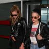 Kristen Stewart et Stella Maxwell arrivent à l'aéroport de Roissy-Charles-de-Gaulle le 13 juin 2017.