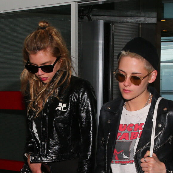 Kristen Stewart et Stella Maxwell arrivent à l'aéroport de Roissy-Charles-de-Gaulle le 13 juin 2017.