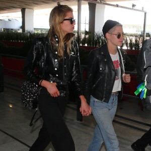 Kristen Stewart et Stella Maxwell arrivent à l'aéroport de Roissy-Charles-de-Gaulle le 13 juin 2017.