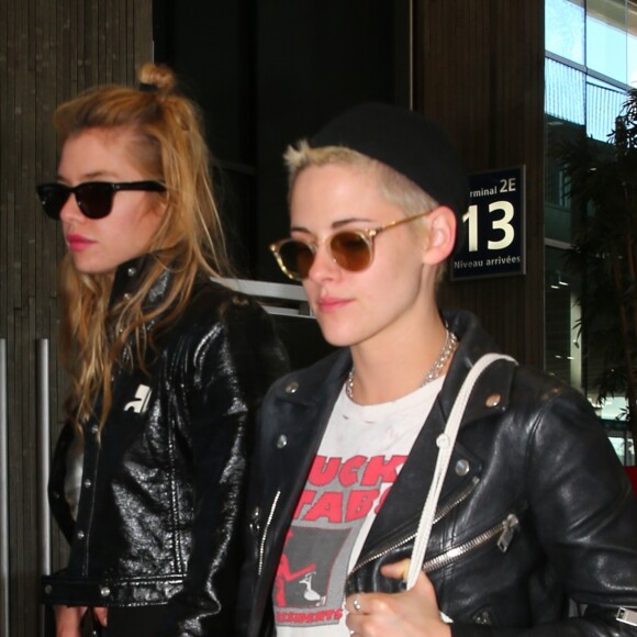 Kristen Stewart et Stella Maxwell arrivent à l'aéroport de Roissy-Charles-de-Gaulle le 13 juin 2017.