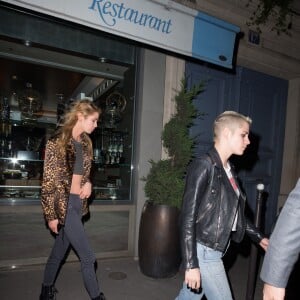 Kristen Stewart et sa compagne Stella Maxwell sont allées dîner au restaurant Caviar Kaspia à Paris, France, le 13 juin 2017.