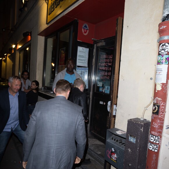 Kristen Stewart et sa compagne Stella Maxwell au bar La Mécanique Ondulatoire à Paris, le 13 juin 2017.
