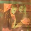 Kristen Stewart et sa compagne Stella Maxwell au bar La Mécanique Ondulatoire à Paris, le 13 juin 2017.