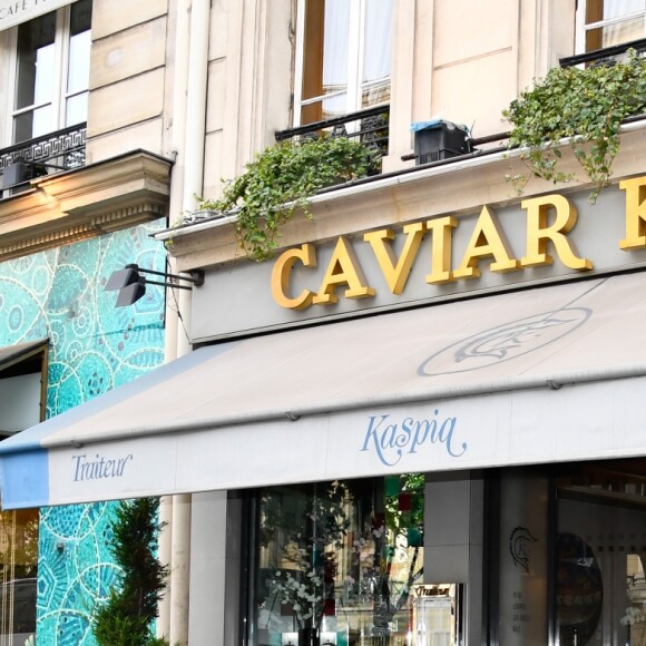 Kristen Stewart et sa compagne Stella Maxwell sont allées dîner au restaurant Caviar Kaspia à Paris, France, le 13 juin 2017.