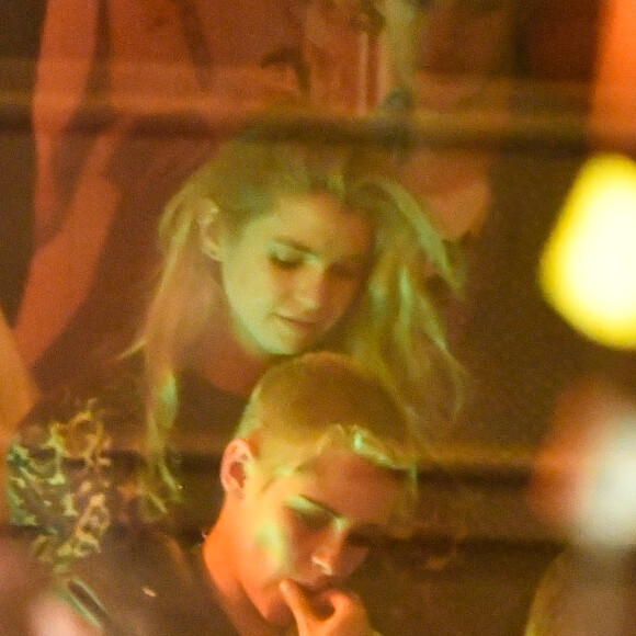 Kristen Stewart et sa compagne Stella Maxwell au bar La Mécanique Ondulatoire à Paris, le 13 juin 2017.