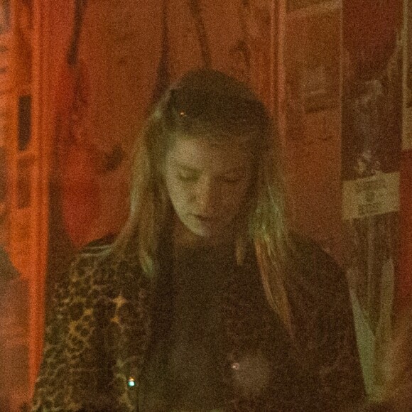Kristen Stewart et sa compagne Stella Maxwell au bar La Mécanique Ondulatoire à Paris, le 13 juin 2017.