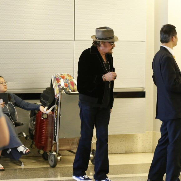 Johnny Hallyday à quitté Los Angeles pour Paris avec sa femme Laeticia, ses filles Jade et Joy, son manager Sébastien Farran, Elyette la grand-mère de sa femme et sa chienne Cheyenne le 29 mai 2017. Le chanteur assurera la tournée des Vieilles Canailles au côté de J. Dutronc et E. Mitchell à partir du 10 juin. Le trio a prévu 17 concerts.