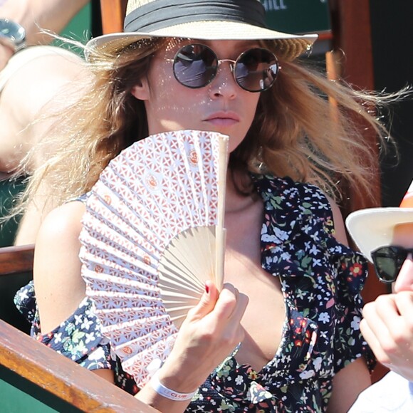 Laura Smet - Personnalités dans les tribunes lors des internationaux de France de Roland Garros à Paris. Le 10 juin 2017. © Jacovides - Moreau / Bestimage