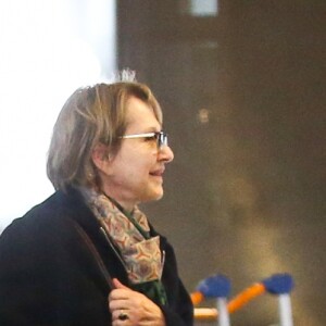 Nathalie Baye et sa fille Laura Smet à l'aéroport de Paris-Charles-de-Gaulle, revenant de Los Angeles où elles ont passé quelques jours avec Johnny Hallyday, le 6 mars 2017.