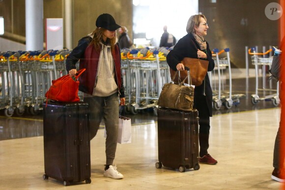 Nathalie Baye et sa fille Laura Smet à l'aéroport de Paris-Charles-de-Gaulle, revenant de Los Angeles où elles ont passé quelques jours avec Johnny Hallyday, le 6 mars 2017.