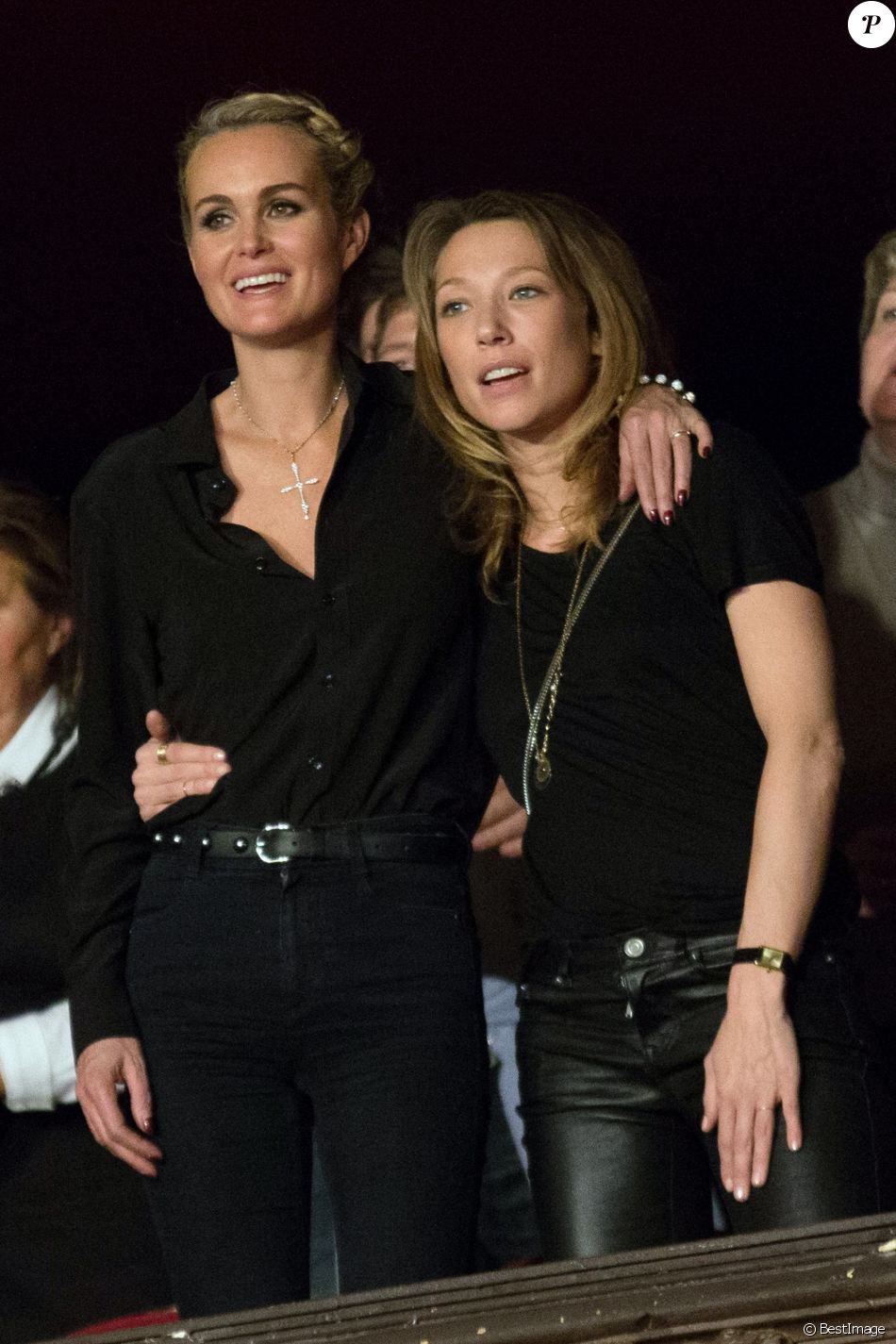 Laeticia Hallyday et Laura Smet - Aftershow apres le concert caritatif de Johnny Hallyday pour l&#039;association de sa femme &quot;La Bonne Etoile&quot;, qui vient en aide aux enfants du Vietnam, au Trianon a Paris, le 15 decembre 2013.