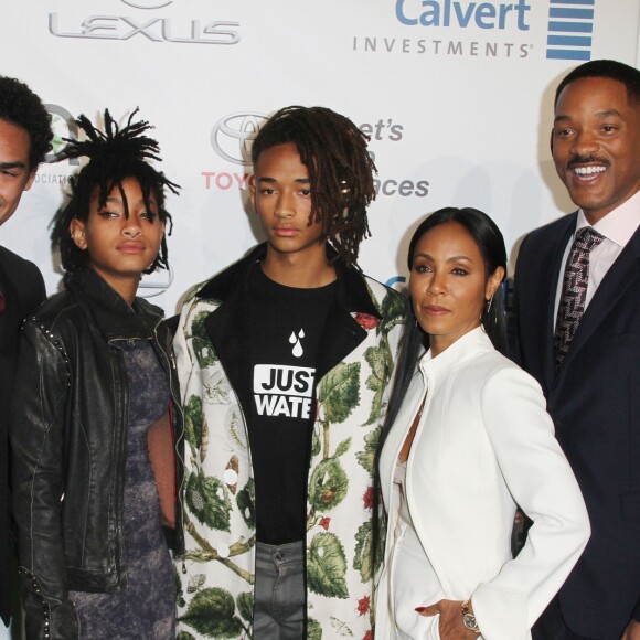 Will Smith, Jada Pinkett et leurs enfants Willow Smith, Jaden Smith et Trey Smith - Célébrités arrivant au 26ème EMA Awards au studio de la Warner à Burbank le 22 octobre 2016