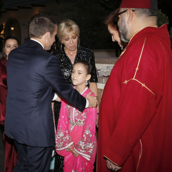 Le président de la République française Emmanuel Macron, sa femme la première dame française Brigitte Macron (Trogneux) sont accueillis par le roi Mohammed VI du Maroc, sa femme la princesse Lalla Salma du Maroc, leur fille la princesse Llala Khadija du Maroc et ses soeurs les princesses Lalla Meryem, Lalla Hasnaa et Lalla Hasma lors du Ftour (repas de rupture du jeûne) offert par le roi Mohammed VI du Maroc en leur honneur du couple présidentiel français à Rabat, le 14 juin 2017, lors de la visite privée du couple présidentiel. © Abdeljalil Bounhar/Pool/Bestimage