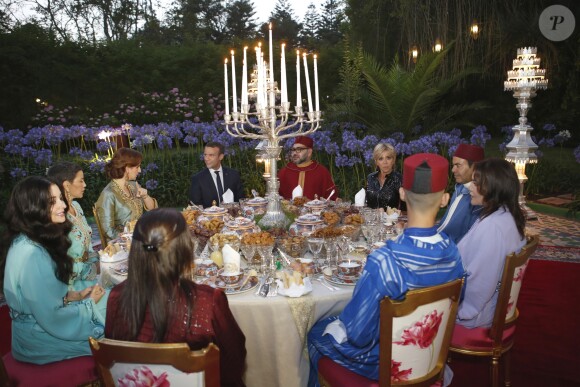 Le président de la République française Emmanuel Macron, sa femme la première dame française Brigitte Macron (Trogneux) sont accueillis par le roi Mohammed VI du Maroc, sa femme la princesse Lalla Salma du Maroc, leur fille la princesse Llala Khadija du Maroc et ses soeurs les princesses Lalla Meryem, Lalla Hasnaa et Lalla Hasma lors du Ftour (repas de rupture du jeûne) offert par le roi Mohammed VI du Maroc en leur honneur du couple présidentiel français à Rabat, le 14 juin 2017, lors de la visite privée du couple présidentiel. © Abdeljalil Bounhar/Pool/Bestimage