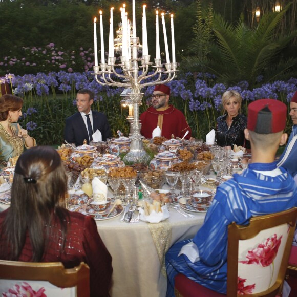 Le président de la République française Emmanuel Macron, sa femme la première dame française Brigitte Macron (Trogneux) sont accueillis par le roi Mohammed VI du Maroc, sa femme la princesse Lalla Salma du Maroc, leur fille la princesse Llala Khadija du Maroc et ses soeurs les princesses Lalla Meryem, Lalla Hasnaa et Lalla Hasma lors du Ftour (repas de rupture du jeûne) offert par le roi Mohammed VI du Maroc en leur honneur du couple présidentiel français à Rabat, le 14 juin 2017, lors de la visite privée du couple présidentiel. © Abdeljalil Bounhar/Pool/Bestimage