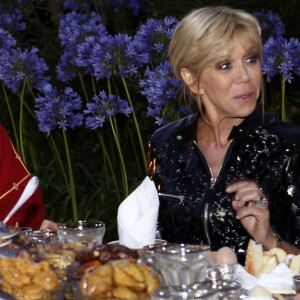 Le président de la République française Emmanuel Macron, sa femme la première dame française Brigitte Macron (Trogneux) sont accueillis par le roi Mohammed VI du Maroc, sa femme la princesse Lalla Salma du Maroc, leur fille la princesse Llala Khadija du Maroc et ses soeurs les princesses Lalla Meryem, Lalla Hasnaa et Lalla Hasma lors du Ftour (repas de rupture du jeûne) offert par le roi Mohammed VI du Maroc en leur honneur du couple présidentiel français à Rabat, le 14 juin 2017, lors de la visite privée du couple présidentiel. © Abdeljalil Bounhar/Pool/Bestimage