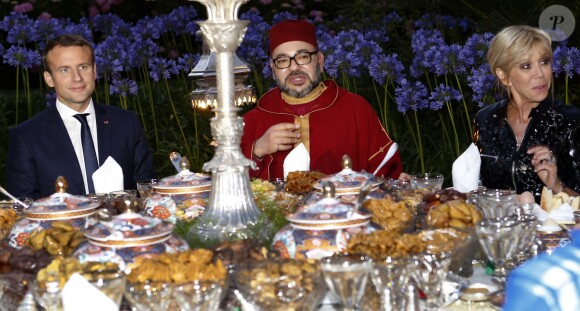 Le président de la République française Emmanuel Macron, sa femme la première dame française Brigitte Macron (Trogneux) sont accueillis par le roi Mohammed VI du Maroc, sa femme la princesse Lalla Salma du Maroc, leur fille la princesse Llala Khadija du Maroc et ses soeurs les princesses Lalla Meryem, Lalla Hasnaa et Lalla Hasma lors du Ftour (repas de rupture du jeûne) offert par le roi Mohammed VI du Maroc en leur honneur du couple présidentiel français à Rabat, le 14 juin 2017, lors de la visite privée du couple présidentiel. © Abdeljalil Bounhar/Pool/Bestimage