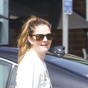 Drew Barrymore fait ses courses à Los Angeles le 9 juin 2017.