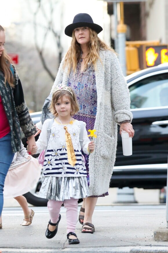 Drew Barrymore et ses deux filles dans les rues de New York. Le 11 avril 2017