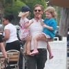 Will Kopelman, l'ex mari de Drew Barrymore, est allé déjeuner avec ses enfants Olive et Frankie à West Hollywood, le 28 juin 2016.