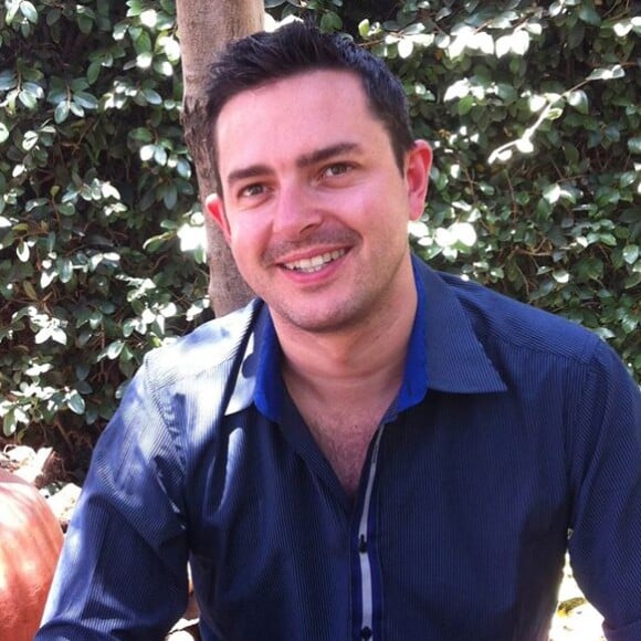 David Hutchinson, le nouveau compagnon de Drew Barrymore, est vice-président de Maesa, leader mondial des marques de maquillage pour les grands noms de la distribution. Le couple s'est rencontré en collaborant au sein de l'entreprise, l'actrice ayant fondé en 2013 sa ligne de cosmétiques Flower Beauty.