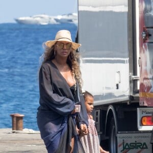 Exclusif - Beyoncé et son mari Jay Z en vacances sur l'Ile de Lipari en Sicile avec leur fille Blue Ivy le 12 août 2016.