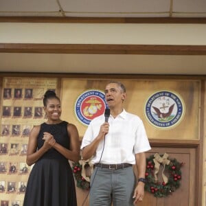 Barack et Michelle Obama ont passé une partie du 25 décembre dernier avec des soldats dans une base de Hawaii le 25 décembre 2015. President Barack Obama and first lady Michelle Obama speak to service members at Anderson Hall aboard Marine Corps Base Hawaii, Dec. 25, 2015. Obama, a Honolulu native, has visited the base annually since taking the oath of office in 2009.25/12/2015 - Marine Corps Base Hawaii