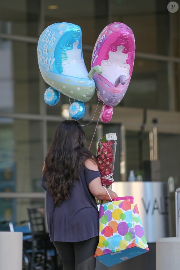 Arrivée de cadeaux pour la naissance des jumeaux de Beyonce et de Jay Z à Los Angeles Le 17 juin 2017