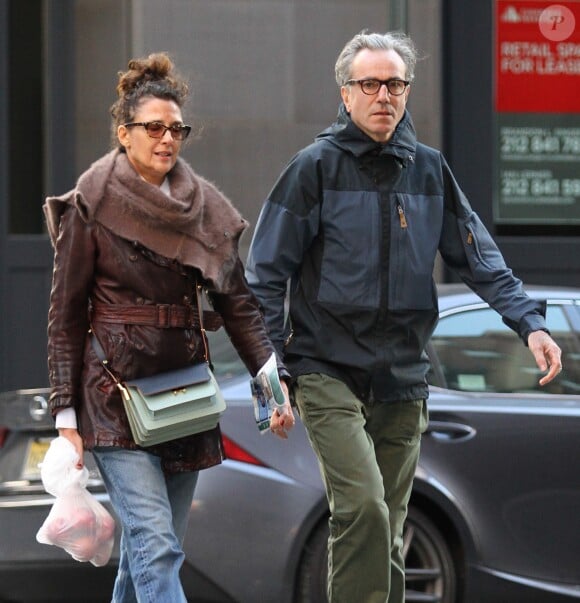 Daniel Day-Lewis et sa femme Rebecca Miller se baladent dans le quartier de Manhattan's TribeCa à New York, le 19 novembre 2016  Actor Daniel Day-Lewis and wife Rebecca Miller go for a walk in Manhattan's TribeCa Neighborhood in New York City, New York on November 19, 2016. The two appeared to have gone to the market for some fruit.19/11/2016 - New York