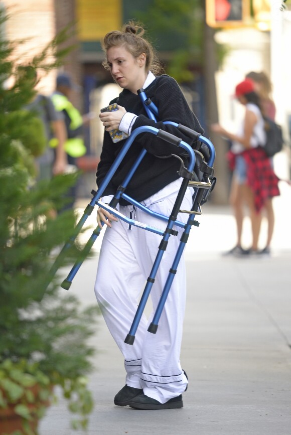 Exclusif - Lena Dunham arrive à son appartement avec un déambulateur dans les mains le 2 juin 2017. Elle avait été hospitalisée la nuit du Met Gala pour une endométriose.