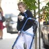Exclusif - Lena Dunham arrive à son appartement avec un déambulateur dans les mains le 2 juin 2017. Elle avait été hospitalisée la nuit du Met Gala pour une endométriose.