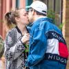 Exclusif - Lena Dunham embrasse son compagnon Jack Antonoff avant de le quitter dans le quartier de Brooklyn à New York le 26 avril 2017.