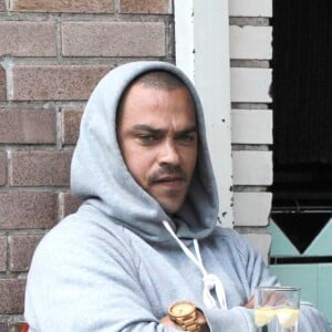 Exclusif - Jesse Williams est allé déjeuner au restaurant Little Doms avec une mystérieuse inconnue à Los Feliz, le 15 mai 2017.