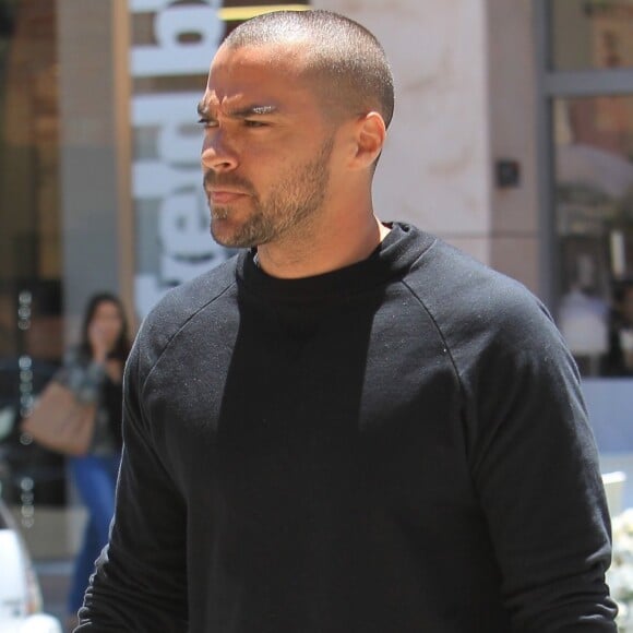 Jesse Williams se promène à Beverly Hills le 9 juin 2017.