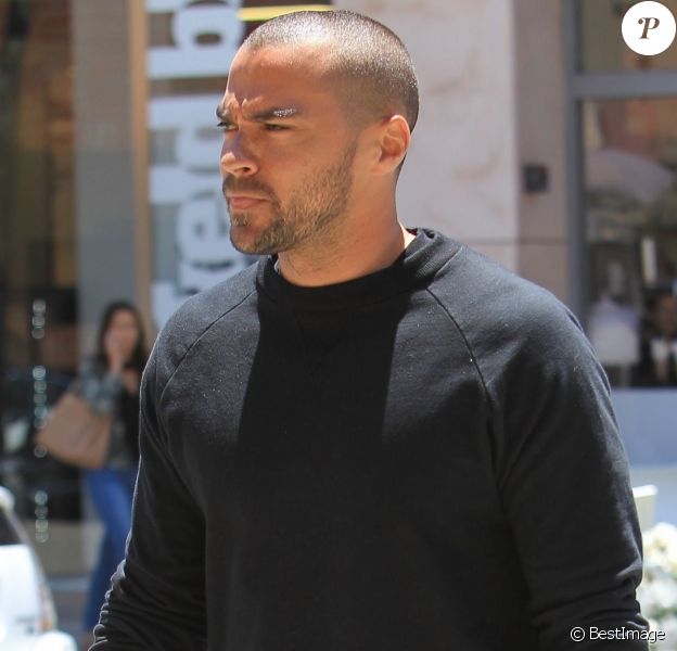 Jesse Williams se promène à Beverly Hills le 9 juin 2017.
