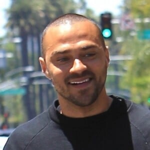 Jesse Williams se promène à Beverly Hills le 9 juin 2017.