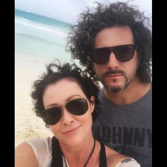 Shannen Doherty a les cheveux qui repoussent. Elle est vacances au Mexique avec son mari. Instagram, juin 2017