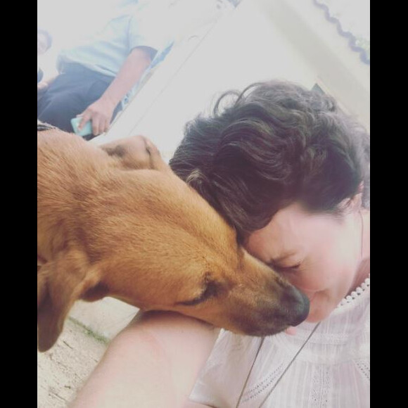 Shannen Doherty fait un câlin à une chienne au Mexique pendant ses vacances. Instagram, juin 2017