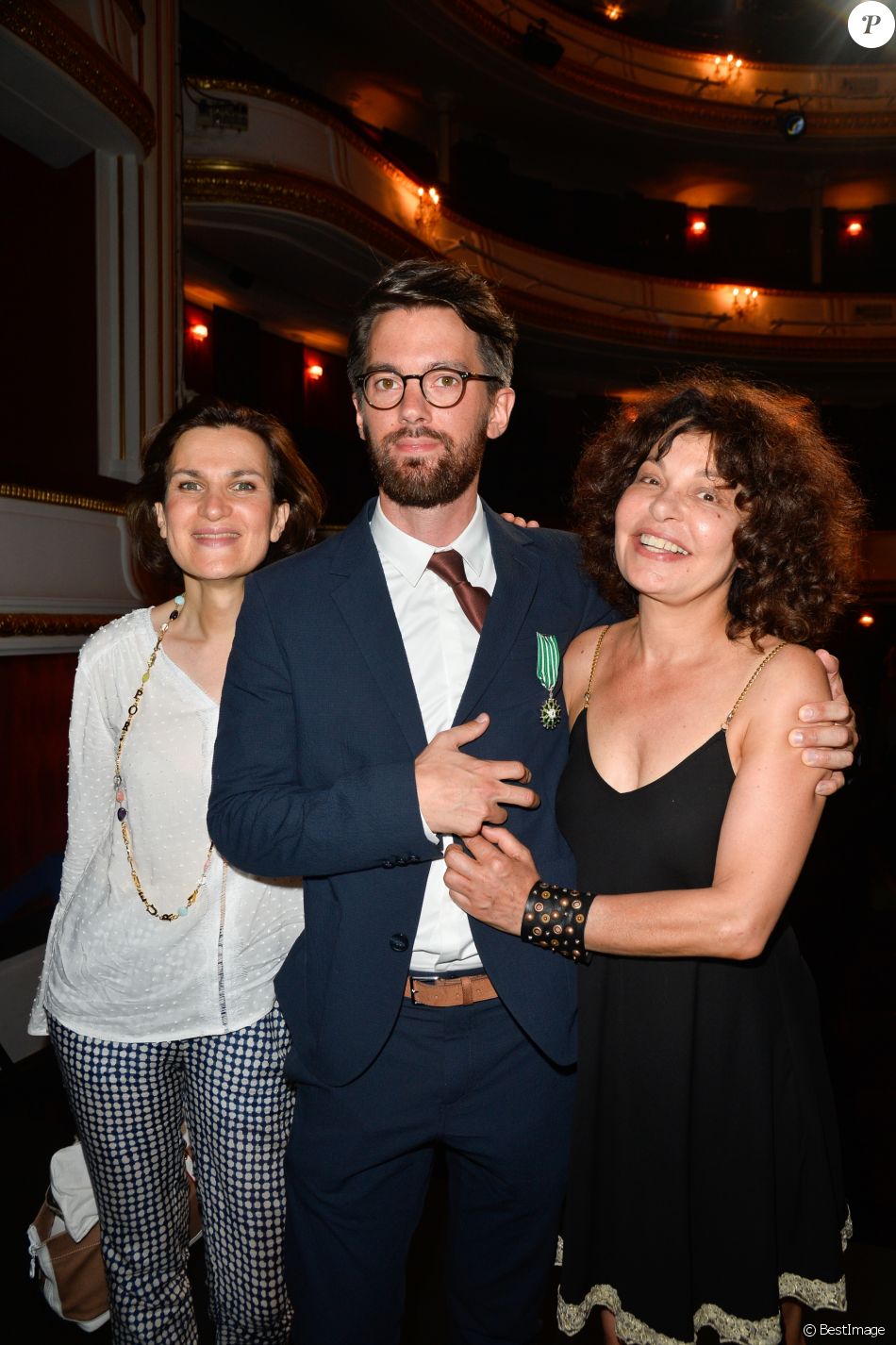 Films Et Séries Tv Avec Armelle Lesniak Exclusif - Armelle Lesniak, Jean Robert-Charrier et Isabelle Mergault -  Jean-Claude Camus remet les insignes de Chevalier dans l'Ordre des Arts et  des Lettres à - Purepeople