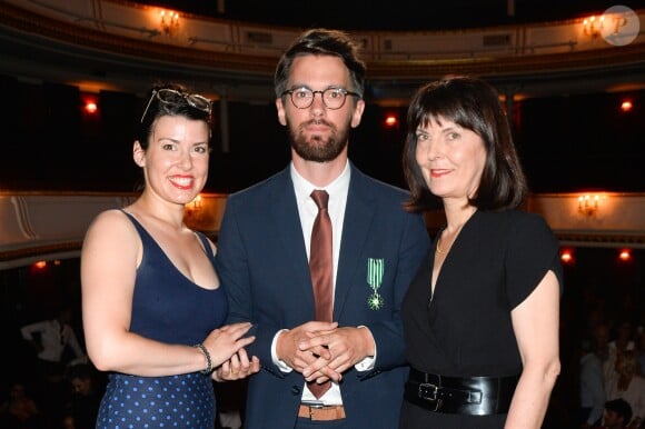 Exclusif - Jean Robert-Charrier avec sa mère et sa soeur - Jean-Claude Camus remet les insignes de Chevalier dans l'Ordre des Arts et des Lettres à Jean Robert-Charrier au théâtre de la Porte Saint-Martin à Paris le 19 juin 2017. © Coadic Guirec/Bestimage