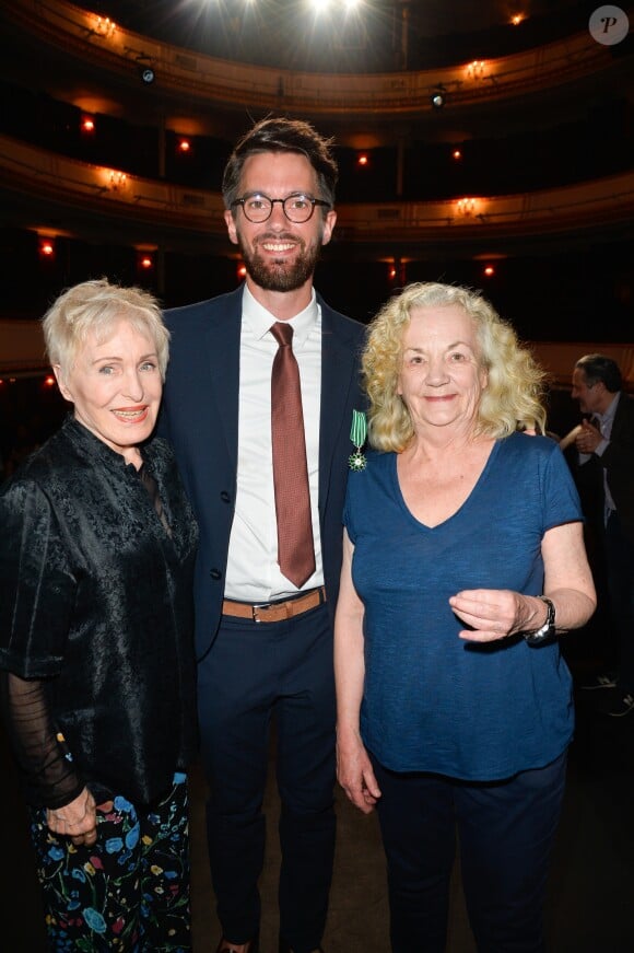 Exclusif - Nicole Croisille, Jean Robert-Charrier et Catherine Hiegel - Jean-Claude Camus remet les insignes de Chevalier dans l'Ordre des Arts et des Lettres à Jean Robert-Charrier au théâtre de la Porte Saint-Martin à Paris le 19 juin 2017. © Coadic Guirec/Bestimage