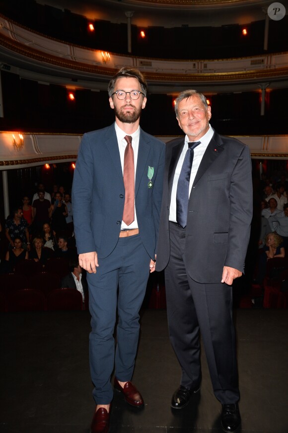 Exclusif - Jean Robert-Charrier et Jean-Claude Camus - Jean-Claude Camus remet les insignes de Chevalier dans l'Ordre des Arts et des Lettres à Jean Robert-Charrier au théâtre de la Porte Saint-Martin à Paris le 19 juin 2017. © Coadic Guirec/Bestimage