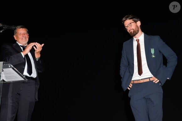Exclusif - Jean-Claude Camus et Jean Robert-Charrier - Jean-Claude Camus remet les insignes de Chevalier dans l'Ordre des Arts et des Lettres à Jean Robert-Charrier au théâtre de la Porte Saint-Martin à Paris le 19 juin 2017. © Coadic Guirec/Bestimage